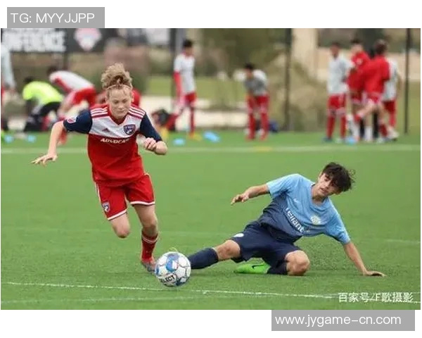 《绿茵场上的爱情奇迹两位足球巨星的心动时刻与命运交织》 《绿茵场上的爱情奇迹两位足球巨星的心动时刻与命运交织》
