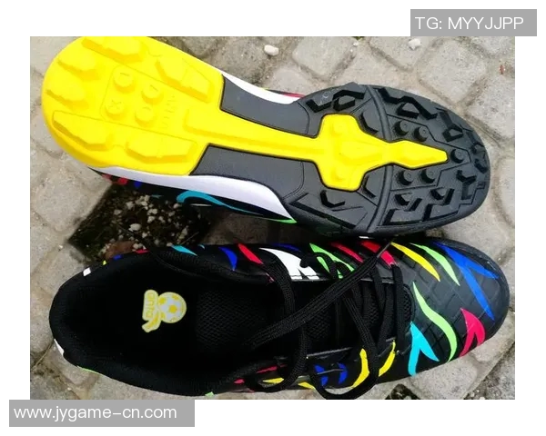 安踏足球鞋助力球星突破极限展现巅峰实力全新战靴引领运动潮流